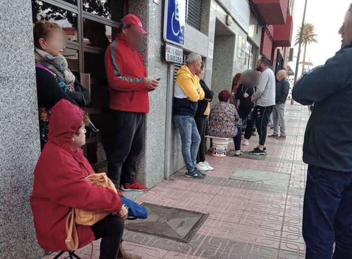 Usuarios de la Seguridad Social aguardan a las puertas de la oficina de Telde / TA